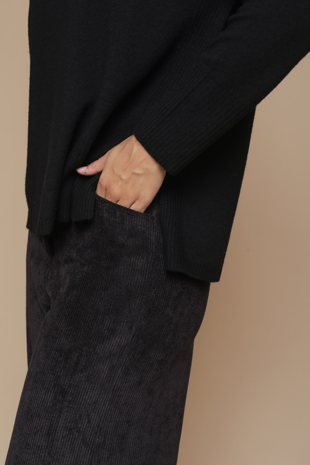 MAGLIA CON SCOLLO A V IN PURA LANA VERGINE da donna - NERO - Paquito Pronto Moda Shop Online