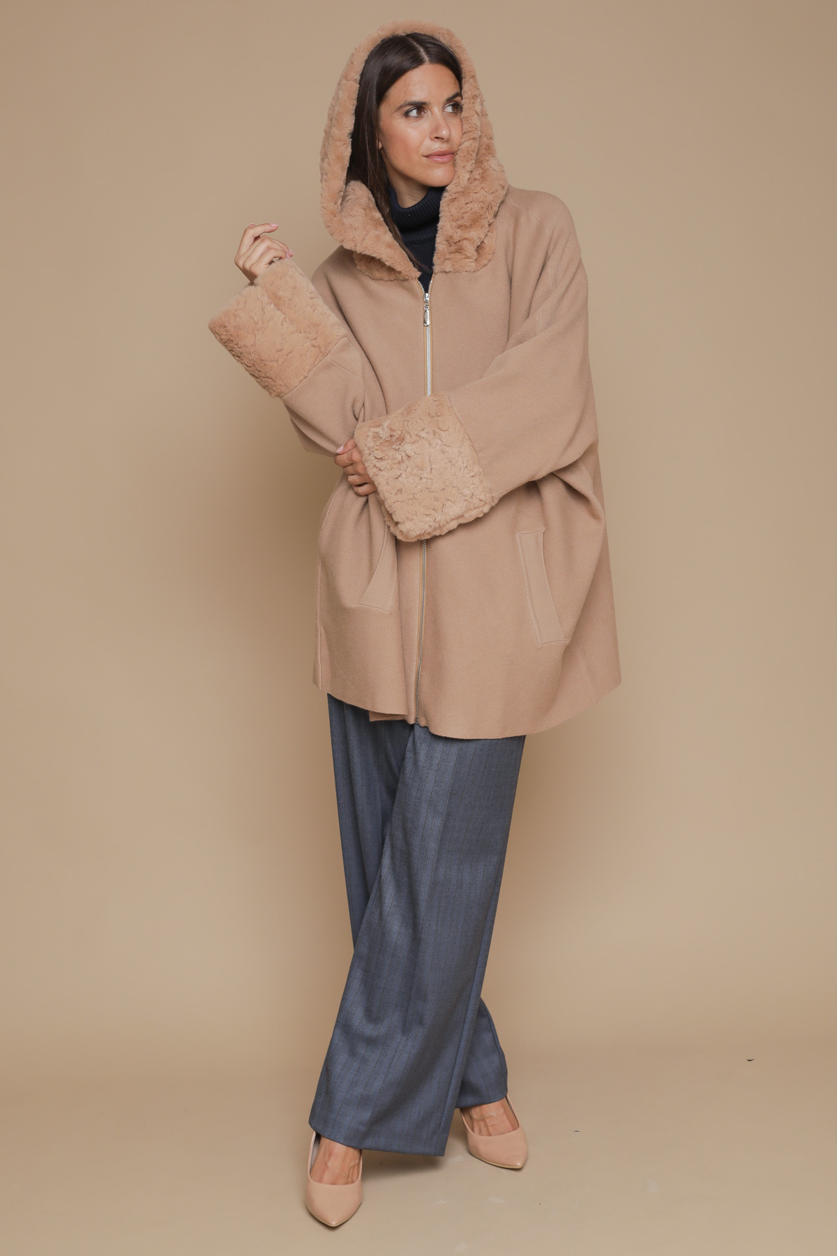 GIACCA CON MANICOTTI E CAPPUCCIO CON PELO for women - CAMEL - Paquito Pronto Moda Shop Online